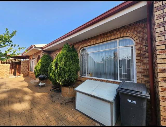 2 BEDROOM TOWNHOUSE FOR SALE IN GREENHILLS